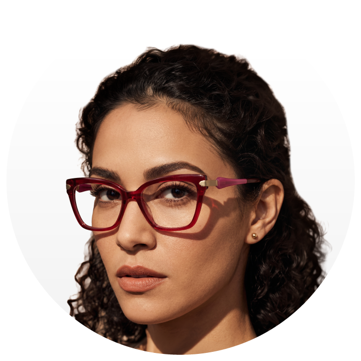 Mujer con montura roja y lentes con tratamiento antirreflejante