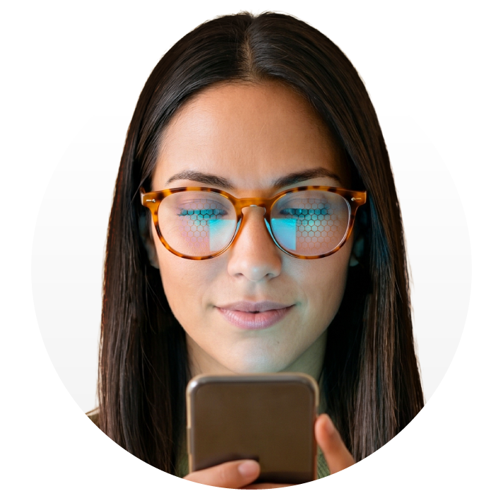 Mujer mirando el móvil con lentes de protección contra luz azul